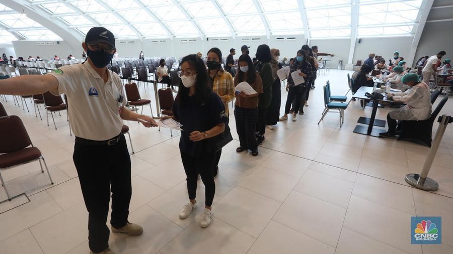 Peserta mengikuti vaksinasi booster COVID-19 di Sentra Vaksinasi Booster, Pondok Indah Mall 3, Jakarta, Rabu (23/3/2022). Pemerintah Provinsi DKI Jakarta terus menggenjot program vaksinasi terutama booster. (CNBC Indonesia/ Andrean Kristianto)