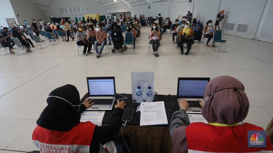 Peserta mengikuti vaksinasi booster COVID-19 di Sentra Vaksinasi Booster, Pondok Indah Mall 3, Jakarta, Rabu (23/3/2022). Pemerintah Provinsi DKI Jakarta terus menggenjot program vaksinasi terutama booster. (վ/ Andrean Kristianto)