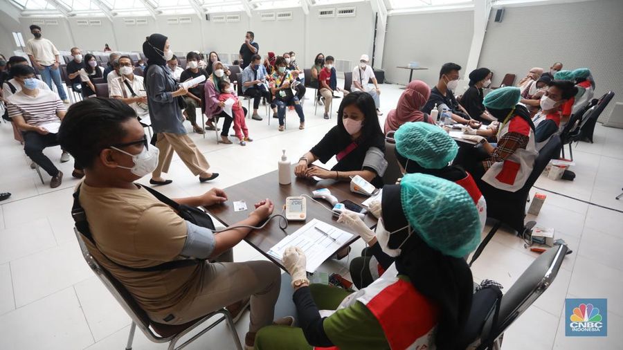 Peserta mengikuti vaksinasi booster COVID-19 di Sentra Vaksinasi Booster, Pondok Indah Mall 3, Jakarta, Rabu (23/3/2022). Pemerintah Provinsi DKI Jakarta terus menggenjot program vaksinasi terutama booster. (CNBC Indonesia/ Andrean Kristianto)