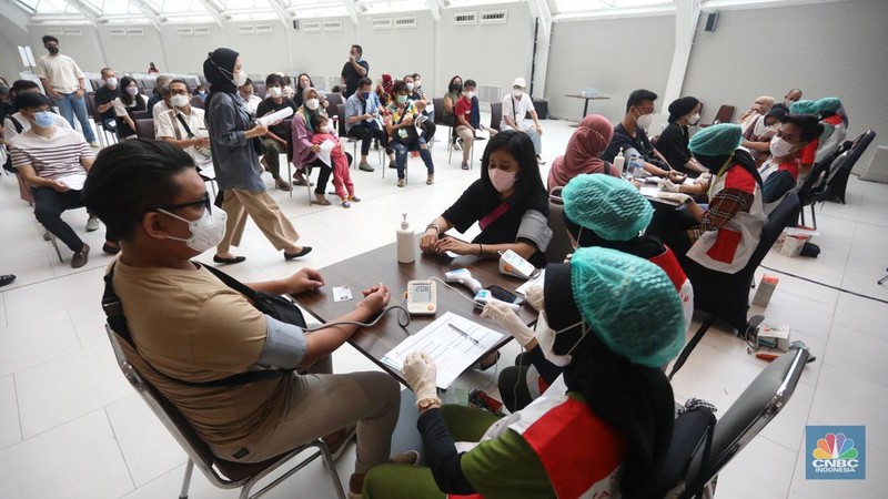 Peserta mengikuti vaksinasi booster COVID-19 di Sentra Vaksinasi Booster, Pondok Indah Mall 3, Jakarta, Rabu (23/3/2022). Pemerintah Provinsi DKI Jakarta terus menggenjot program vaksinasi terutama booster. (CNBC Indonesia/ Andrean Kristianto)