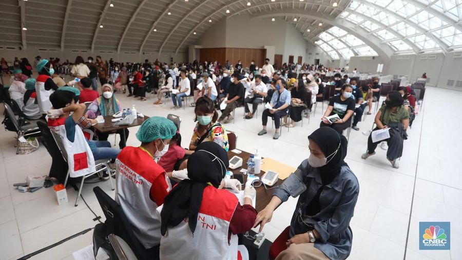 Peserta mengikuti vaksinasi booster COVID-19 di Sentra Vaksinasi Booster, Pondok Indah Mall 3, Jakarta, Rabu (23/3/2022). Pemerintah Provinsi DKI Jakarta terus menggenjot program vaksinasi terutama booster. (վ/ Andrean Kristianto)