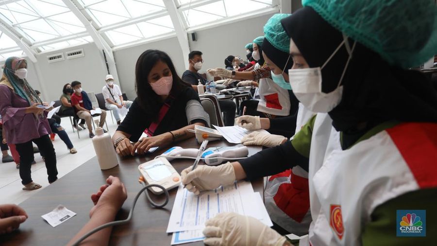 Peserta mengikuti vaksinasi booster COVID-19 di Sentra Vaksinasi Booster, Pondok Indah Mall 3, Jakarta, Rabu (23/3/2022). Pemerintah Provinsi DKI Jakarta terus menggenjot program vaksinasi terutama booster. (CNBC Indonesia/ Andrean Kristianto)