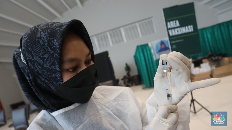 Peserta mengikuti vaksinasi booster COVID-19 di Sentra Vaksinasi Booster, Pondok Indah Mall 3, Jakarta, Rabu (23/3/2022). Pemerintah Provinsi DKI Jakarta terus menggenjot program vaksinasi terutama booster. (CNBC Indonesia/ Andrean Kristianto)