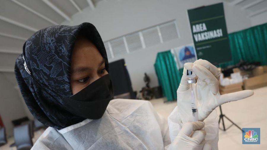 Peserta mengikuti vaksinasi booster COVID-19 di Sentra Vaksinasi Booster, Pondok Indah Mall 3, Jakarta, Rabu (23/3/2022). Pemerintah Provinsi DKI Jakarta terus menggenjot program vaksinasi terutama booster. (CNBC Indonesia/ Andrean Kristianto)