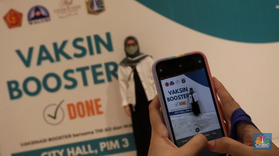 Peserta mengikuti vaksinasi booster COVID-19 di Sentra Vaksinasi Booster, Pondok Indah Mall 3, Jakarta, Rabu (23/3/2022). Pemerintah Provinsi DKI Jakarta terus menggenjot program vaksinasi terutama booster. (CNBC Indonesia/ Andrean Kristianto)