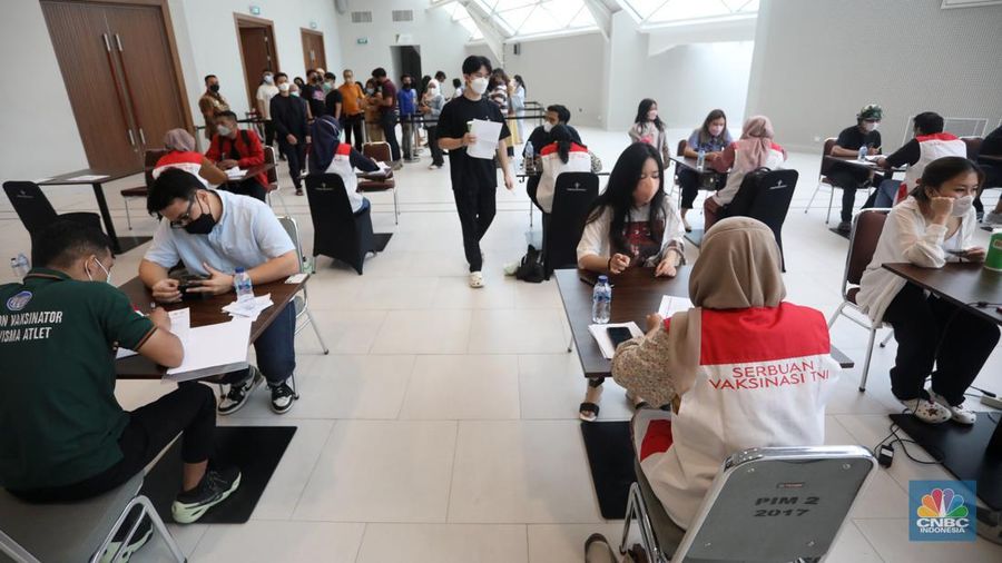Peserta mengikuti vaksinasi booster COVID-19 di Sentra Vaksinasi Booster, Pondok Indah Mall 3, Jakarta, Rabu (23/3/2022). Pemerintah Provinsi DKI Jakarta terus menggenjot program vaksinasi terutama booster. (CNBC Indonesia/ Andrean Kristianto)