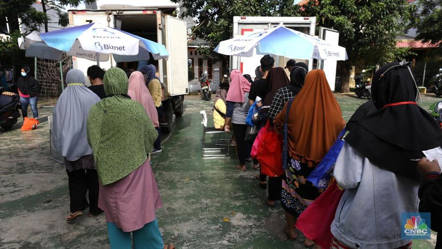 Warga antre untuk mendapatkan Program Pangan Bersubsidi (PPB) di RPTRA di kawasan Jakarta, Rabu (23/3/2022). Program Pangan Bersubsidi (PPB) tersebut kembali didistribusikan oleh Pemerintah Provinsi DKI Jakarta yang sebelumnya sudah dilaksanakan pada Februari 2022. (CNBC Indonesia/Tri Susilo)