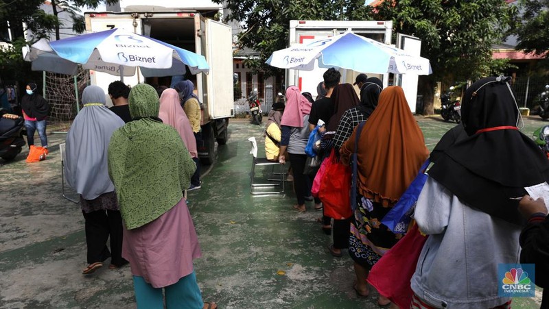 Warga antre untuk mendapatkan Program Pangan Bersubsidi (PPB) di RPTRA di kawasan Jakarta, Rabu (23/3/2022). Program Pangan Bersubsidi (PPB) tersebut kembali didistribusikan oleh Pemerintah Provinsi DKI Jakarta yang sebelumnya sudah dilaksanakan pada Februari 2022. (CNBC Indonesia/Tri Susilo)