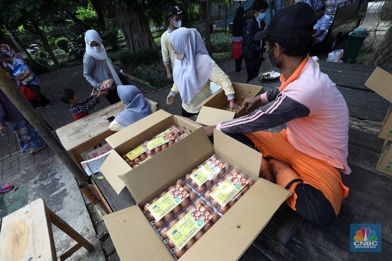 Warga antre untuk mendapatkan Program Pangan Bersubsidi (PPB) di RPTRA di kawasan Jakarta, Rabu (23/3/2022). Program Pangan Bersubsidi (PPB) tersebut kembali didistribusikan oleh Pemerintah Provinsi DKI Jakarta yang sebelumnya sudah dilaksanakan pada Februari 2022. (CNBC Indonesia/Tri Susilo)