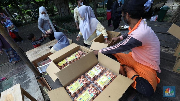 Warga antre untuk mendapatkan Program Pangan Bersubsidi (PPB) di RPTRA di kawasan Jakarta, Rabu (23/3/2022). Program Pangan Bersubsidi (PPB) tersebut kembali didistribusikan oleh Pemerintah Provinsi DKI Jakarta yang sebelumnya sudah dilaksanakan pada Februari 2022. (CNBC Indonesia/Tri Susilo)