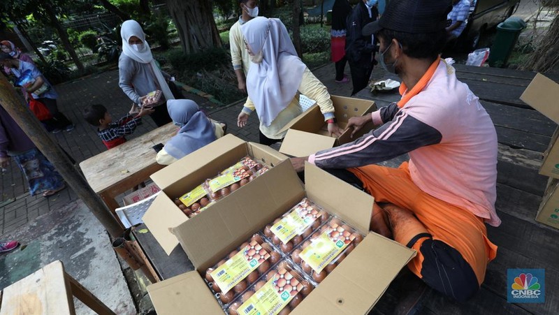Warga antre untuk mendapatkan Program Pangan Bersubsidi (PPB) di RPTRA di kawasan Jakarta, Rabu (23/3/2022). Program Pangan Bersubsidi (PPB) tersebut kembali didistribusikan oleh Pemerintah Provinsi DKI Jakarta yang sebelumnya sudah dilaksanakan pada Februari 2022. (CNBC Indonesia/Tri Susilo)