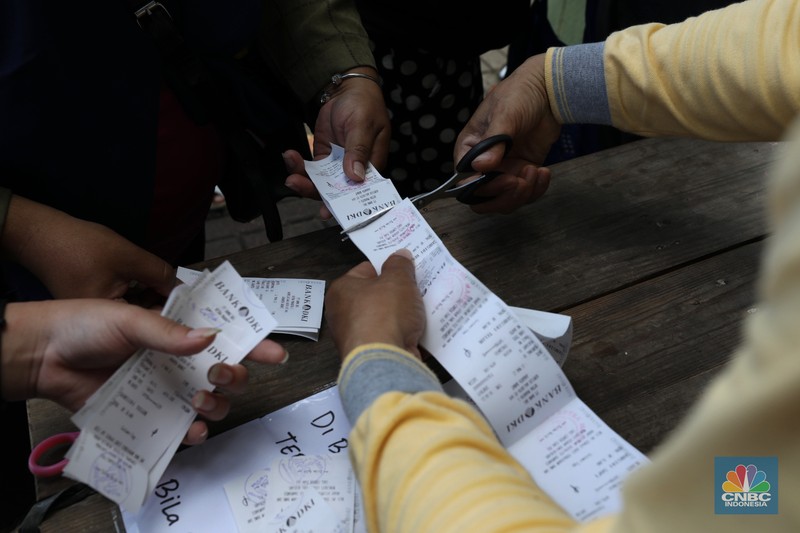 Warga antre untuk mendapatkan Program Pangan Bersubsidi (PPB) di RPTRA di kawasan Jakarta, Rabu (23/3/2022). Program Pangan Bersubsidi (PPB) tersebut kembali didistribusikan oleh Pemerintah Provinsi DKI Jakarta yang sebelumnya sudah dilaksanakan pada Februari 2022. (CNBC Indonesia/Tri Susilo)