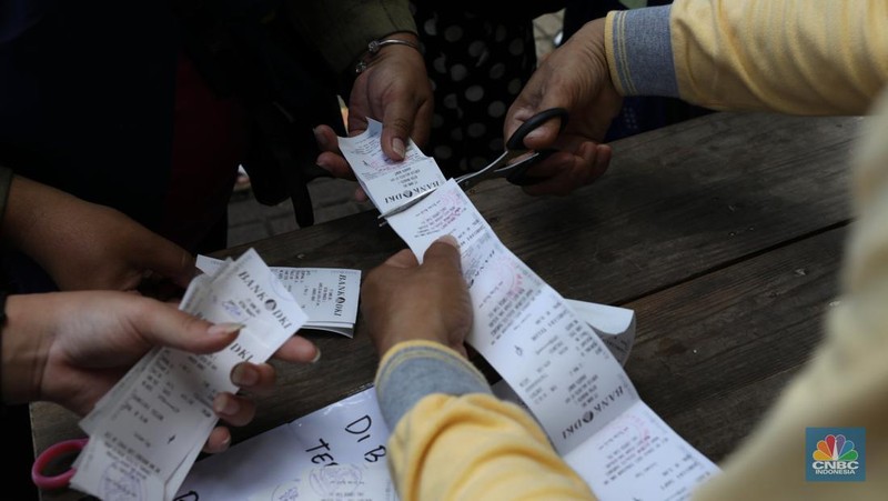 Warga antre untuk mendapatkan Program Pangan Bersubsidi (PPB) di RPTRA di kawasan Jakarta, Rabu (23/3/2022). Program Pangan Bersubsidi (PPB) tersebut kembali didistribusikan oleh Pemerintah Provinsi DKI Jakarta yang sebelumnya sudah dilaksanakan pada Februari 2022. (CNBC Indonesia/Tri Susilo)