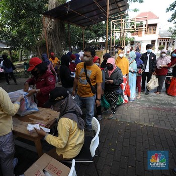 Penampakan Warga DKI Rela Antre Demi Sembako Subsidi