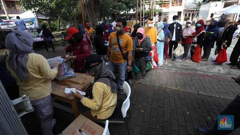 Warga antre untuk mendapatkan Program Pangan Bersubsidi (PPB) di RPTRA di kawasan Jakarta, Rabu (23/3/2022). Program Pangan Bersubsidi (PPB) tersebut kembali didistribusikan oleh Pemerintah Provinsi DKI Jakarta yang sebelumnya sudah dilaksanakan pada Februari 2022. (CNBC Indonesia/Tri Susilo)