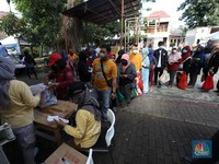Penampakan Warga DKI Rela Antre Demi Sembako Subsidi