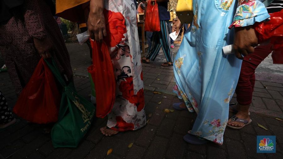Warga antre untuk mendapatkan Program Pangan Bersubsidi (PPB) di RPTRA di kawasan Jakarta, Rabu (23/3/2022). Program Pangan Bersubsidi (PPB) tersebut kembali didistribusikan oleh Pemerintah Provinsi DKI Jakarta yang sebelumnya sudah dilaksanakan pada Februari 2022. (CNBC Indonesia/Tri Susilo)