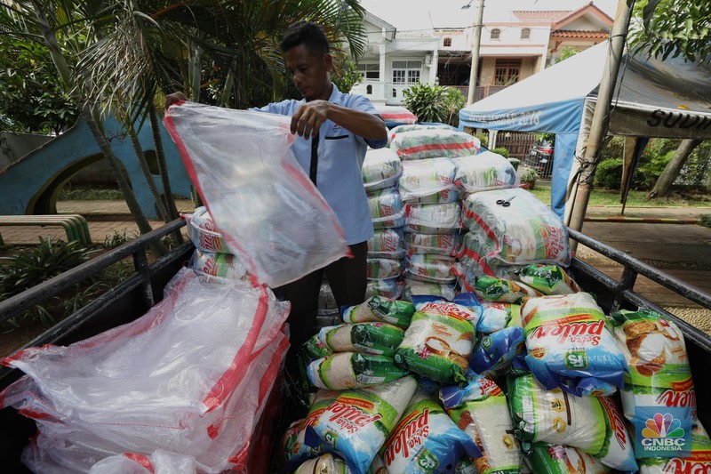 Warga antre untuk mendapatkan Program Pangan Bersubsidi (PPB) di RPTRA di kawasan Jakarta, Rabu (23/3/2022). Program Pangan Bersubsidi (PPB) tersebut kembali didistribusikan oleh Pemerintah Provinsi DKI Jakarta yang sebelumnya sudah dilaksanakan pada Februari 2022. (CNBC Indonesia/Tri Susilo)
