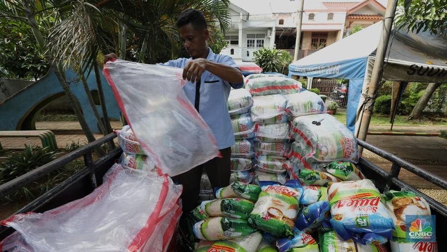 Warga antre untuk mendapatkan Program Pangan Bersubsidi (PPB) di RPTRA di kawasan Jakarta, Rabu (23/3/2022). Program Pangan Bersubsidi (PPB) tersebut kembali didistribusikan oleh Pemerintah Provinsi DKI Jakarta yang sebelumnya sudah dilaksanakan pada Februari 2022. (CNBC Indonesia/Tri Susilo)
