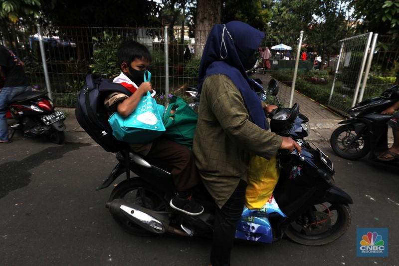 Warga antre untuk mendapatkan Program Pangan Bersubsidi (PPB) di RPTRA di kawasan Jakarta, Rabu (23/3/2022). Program Pangan Bersubsidi (PPB) tersebut kembali didistribusikan oleh Pemerintah Provinsi DKI Jakarta yang sebelumnya sudah dilaksanakan pada Februari 2022. (CNBC Indonesia/Tri Susilo)
