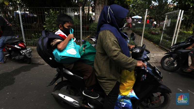 Warga antre untuk mendapatkan Program Pangan Bersubsidi (PPB) di RPTRA di kawasan Jakarta, Rabu (23/3/2022). Program Pangan Bersubsidi (PPB) tersebut kembali didistribusikan oleh Pemerintah Provinsi DKI Jakarta yang sebelumnya sudah dilaksanakan pada Februari 2022. (CNBC Indonesia/Tri Susilo)