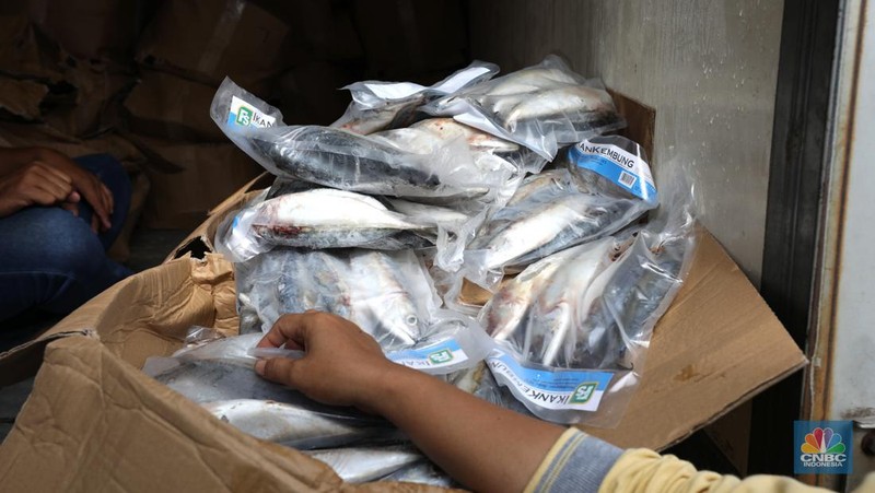 Warga antre untuk mendapatkan Program Pangan Bersubsidi (PPB) di RPTRA di kawasan Jakarta, Rabu (23/3/2022). Program Pangan Bersubsidi (PPB) tersebut kembali didistribusikan oleh Pemerintah Provinsi DKI Jakarta yang sebelumnya sudah dilaksanakan pada Februari 2022. (CNBC Indonesia/Tri Susilo)