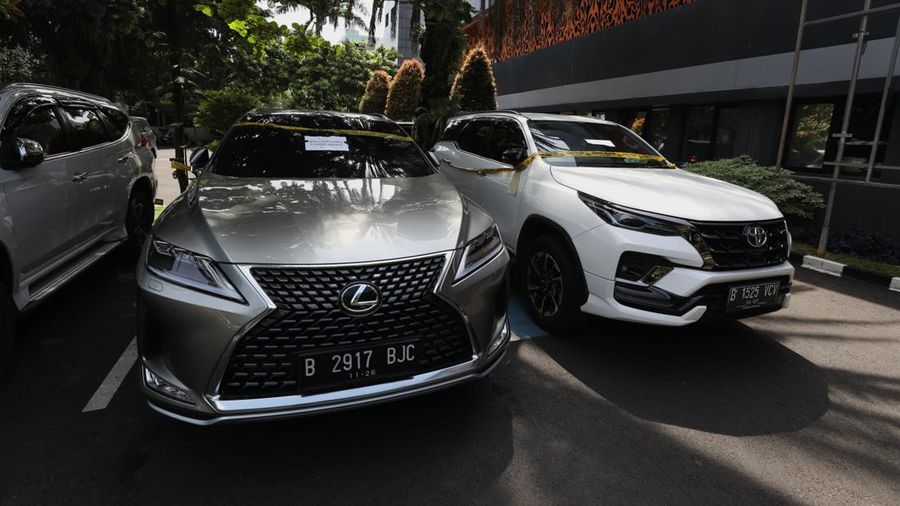 Petugas Direktorat Reskrimsus Polda Metro Jaya menyita barang bukti kasus investasi bodong robot trading Fahrenheit, Jakarta, Kamis (24/3/2022). (CNBC Indonesia/Tri Susilo)