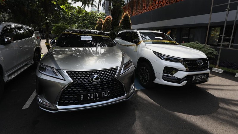 Petugas Direktorat Reskrimsus Polda Metro Jaya menyita barang bukti kasus investasi bodong robot trading Fahrenheit, Jakarta, Kamis (24/3/2022). (CNBC Indonesia/Tri Susilo)