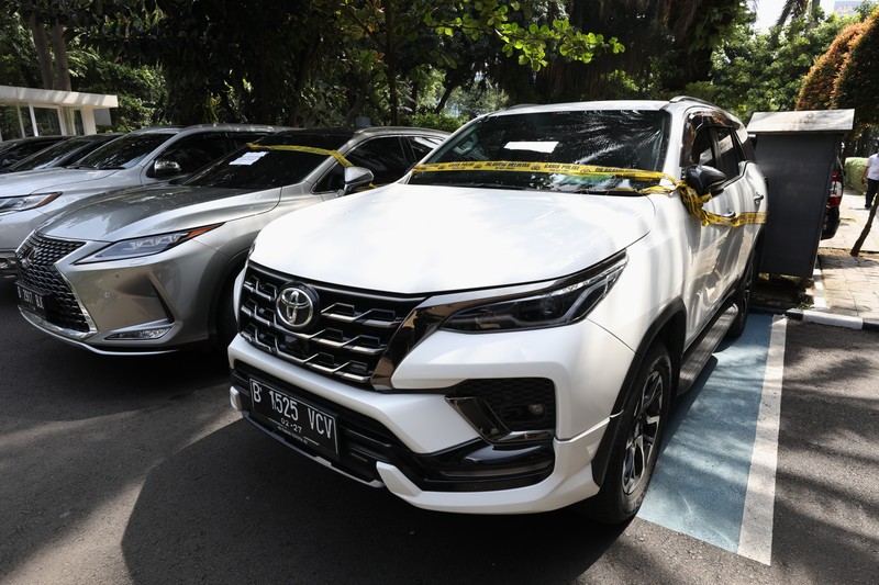Petugas Direktorat Reskrimsus Polda Metro Jaya menyita barang bukti kasus investasi bodong robot trading Fahrenheit, Jakarta, Kamis (24/3/2022). (CNBC Indonesia/Tri Susilo)