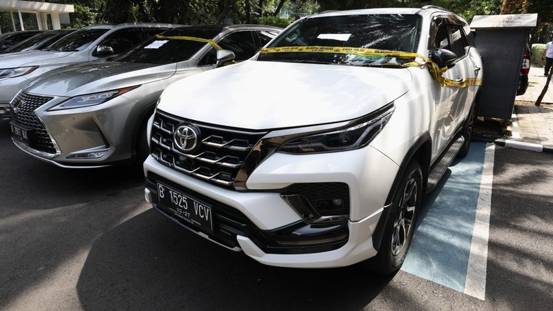 Petugas Direktorat Reskrimsus Polda Metro Jaya menyita barang bukti kasus investasi bodong robot trading Fahrenheit, Jakarta, Kamis (24/3/2022). (CNBC Indonesia/Tri Susilo)