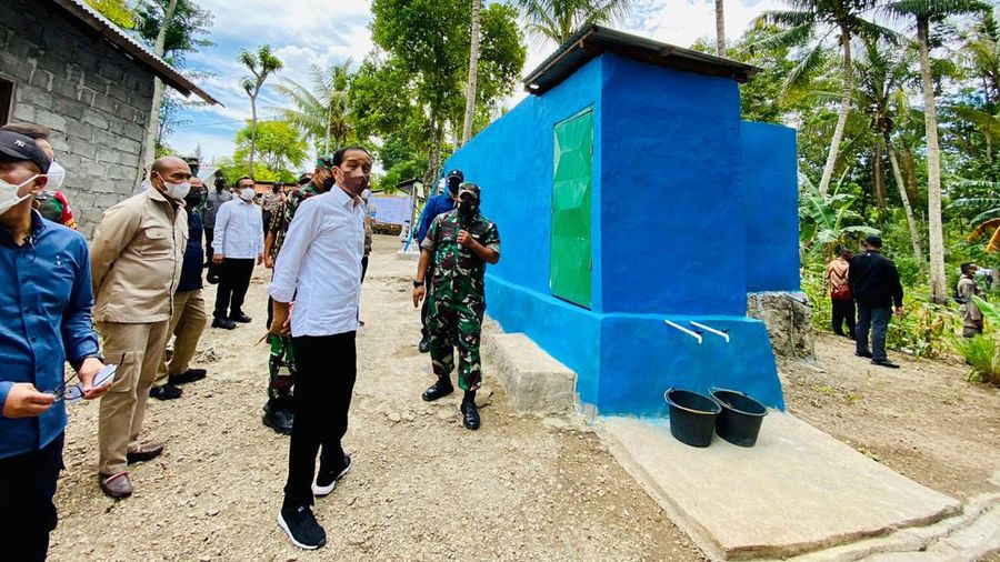 Presiden Joko Widodo melanjutkan agenda kunjungan kerjanya di Kabupaten Timor Tengah Selatan (TTS), Provinsi Nusa Tenggara Timur (NTT), Kamis, 24 Maret 2022, dengan mengunjungi Desa Oinlasi di Kecamatan Mollo Selatan. Di lokasi tersebut, Presiden meninjau secara langsung program sumur pompa hidram untuk penyediaan air bagi warga setempat. (Rusman - Biro Pers Sekretariat Presiden)