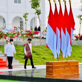 Potret Duet Jokowi & Prabowo Resmikan Politeknik Ben Mboi NTT