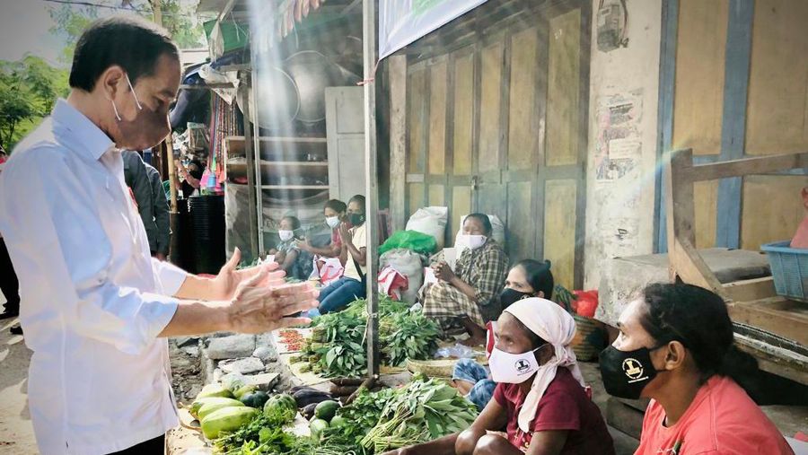 Presiden Jokowi memberikan Bantuan Tunai kepada pedagang kaki lima dan warung yang berada di Pasar Penfui, Kecamatan Maulafa, Kota Kupang, NTT, Kamis, 24 Maret 2022.

(Foto: Laily Rachev - Biro Pers Sekretariat Presiden)