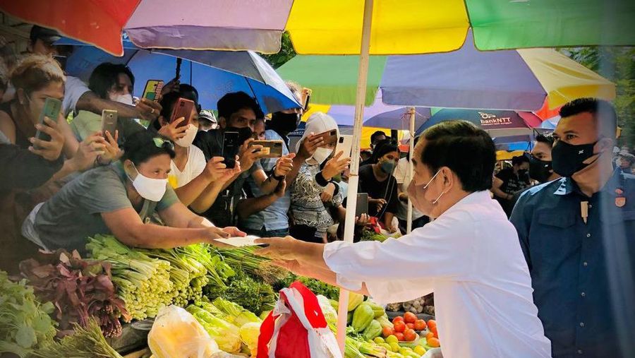Presiden Jokowi memberikan Bantuan Tunai kepada pedagang kaki lima dan warung yang berada di Pasar Penfui, Kecamatan Maulafa, Kota Kupang, NTT, Kamis, 24 Maret 2022.
(Foto: Laily Rachev - Biro Pers Sekretariat Presiden)