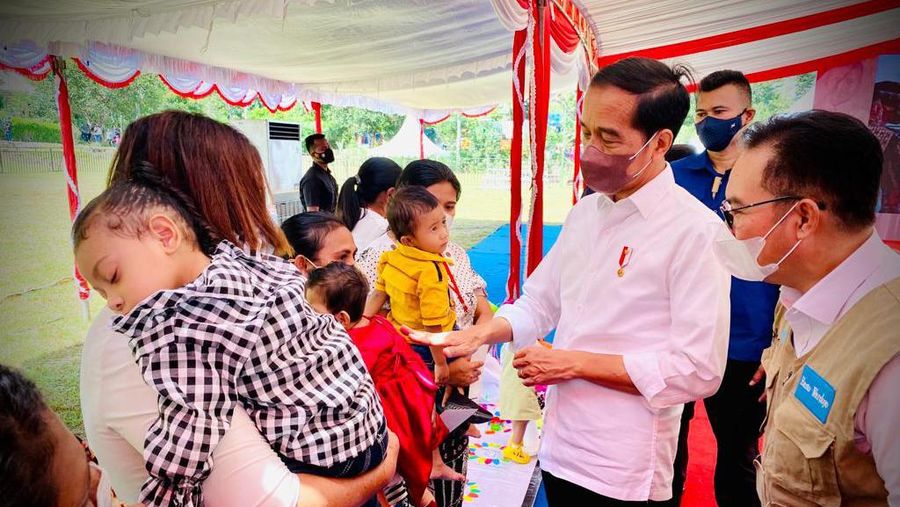Presiden RI meninjau program program percepatan penurunan stunting di Desa Kesetnana, Kabupaten Timor Tengah Selatan (TTS), Kamis, 24 Maret 2022, (Laily Rachev - Biro Pers Sekretariat Presiden)