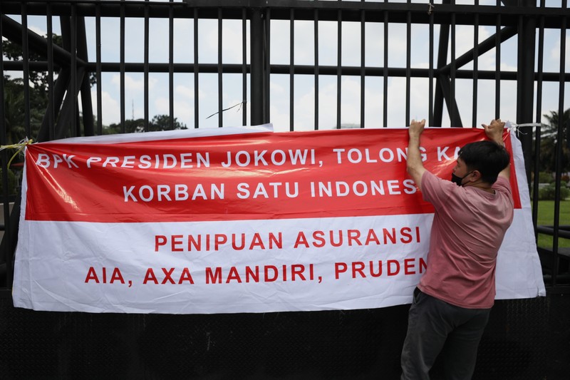 Sejumlah komunitas korban asuransi menggelar aksi di depan gedung DPR/MRR/DPD RI di Jakarta, Kamis (24/3/2022). (CNBC Indonesia/Tri Susilo) Sejumlah komunitas korban asuransi menggelar aksi di depan gedung DPR/MRR/DPD RI di Jakarta, Kamis (24/3/2022). (CNBC Indonesia/Tri Susilo)