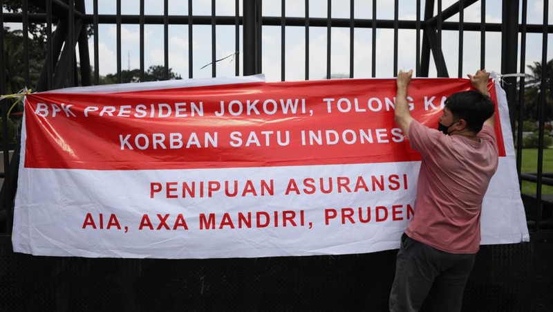 Sejumlah komunitas korban asuransi menggelar aksi di depan gedung DPR/MRR/DPD RI di Jakarta, Kamis (24/3/2022). (CNBC Indonesia/Tri Susilo)