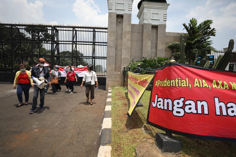 Sejumlah komunitas korban asuransi menggelar aksi di depan gedung DPR/MRR/DPD RI di Jakarta, Kamis (24/3/2022). (CNBC Indonesia/Tri Susilo) Sejumlah komunitas korban asuransi menggelar aksi di depan gedung DPR/MRR/DPD RI di Jakarta, Kamis (24/3/2022). (CNBC Indonesia/Tri Susilo)