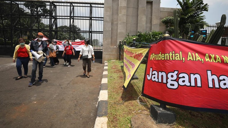 Sejumlah komunitas korban asuransi menggelar aksi di depan gedung DPR/MRR/DPD RI di Jakarta, Kamis (24/3/2022). (CNBC Indonesia/Tri Susilo)