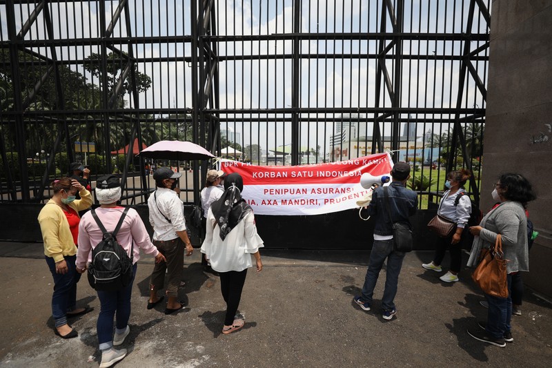 Sejumlah komunitas korban asuransi menggelar aksi di depan gedung DPR/MRR/DPD RI di Jakarta, Kamis (24/3/2022). (CNBC Indonesia/Tri Susilo)