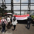 Ramai-ramai Korban Perusahaan Asuransi Geruduk Gedung DPR RI