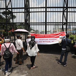 Ramai-ramai Korban Perusahaan Asuransi Geruduk Gedung DPR RI