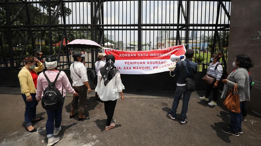 Sejumlah komunitas korban asuransi menggelar aksi di depan gedung DPR/MRR/DPD RI di Jakarta, Kamis (24/3/2022). (CNBC Indonesia/Tri Susilo)