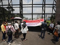 Ramai-ramai Korban Perusahaan Asuransi Geruduk Gedung DPR RI
