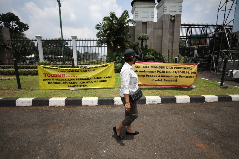 Sejumlah komunitas korban asuransi menggelar aksi di depan gedung DPR/MRR/DPD RI di Jakarta, Kamis (24/3/2022). (CNBC Indonesia/Tri Susilo) Sejumlah komunitas korban asuransi menggelar aksi di depan gedung DPR/MRR/DPD RI di Jakarta, Kamis (24/3/2022). (CNBC Indonesia/Tri Susilo)