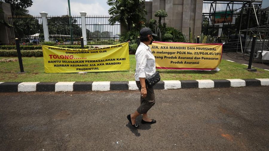 Sejumlah komunitas korban asuransi menggelar aksi di depan gedung DPR/MRR/DPD RI di Jakarta, Kamis (24/3/2022). (CNBC Indonesia/Tri Susilo)