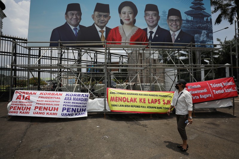 Sejumlah komunitas korban asuransi menggelar aksi di depan gedung DPR/MRR/DPD RI di Jakarta, Kamis (24/3/2022). (CNBC Indonesia/Tri Susilo)