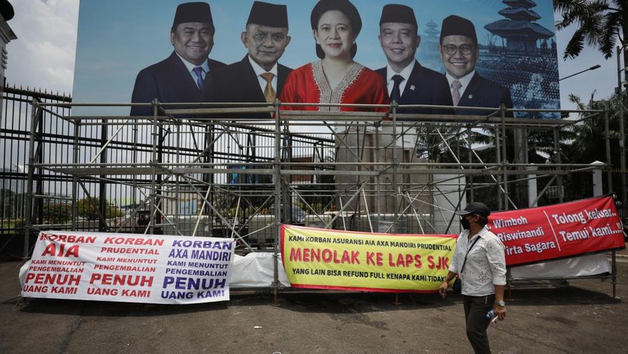 Sejumlah komunitas korban asuransi menggelar aksi di depan gedung DPR/MRR/DPD RI di Jakarta, Kamis (24/3/2022). (CNBC Indonesia/Tri Susilo)