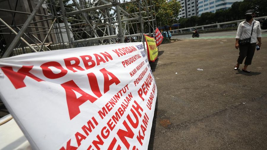 Sejumlah komunitas korban asuransi menggelar aksi di depan gedung DPR/MRR/DPD RI di Jakarta, Kamis (24/3/2022). (CNBC Indonesia/Tri Susilo)