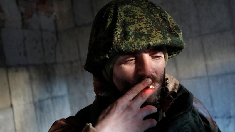 A service member of pro-Russian troops in uniform without insignia handles a mortar round at the weapons depot during Ukraine-Russia conflict near Marinka, in the Donetsk Region, Ukraine March 22, 2022. REUTERS/Alexander Ermochenko TPX IMAGES OF THE DAY